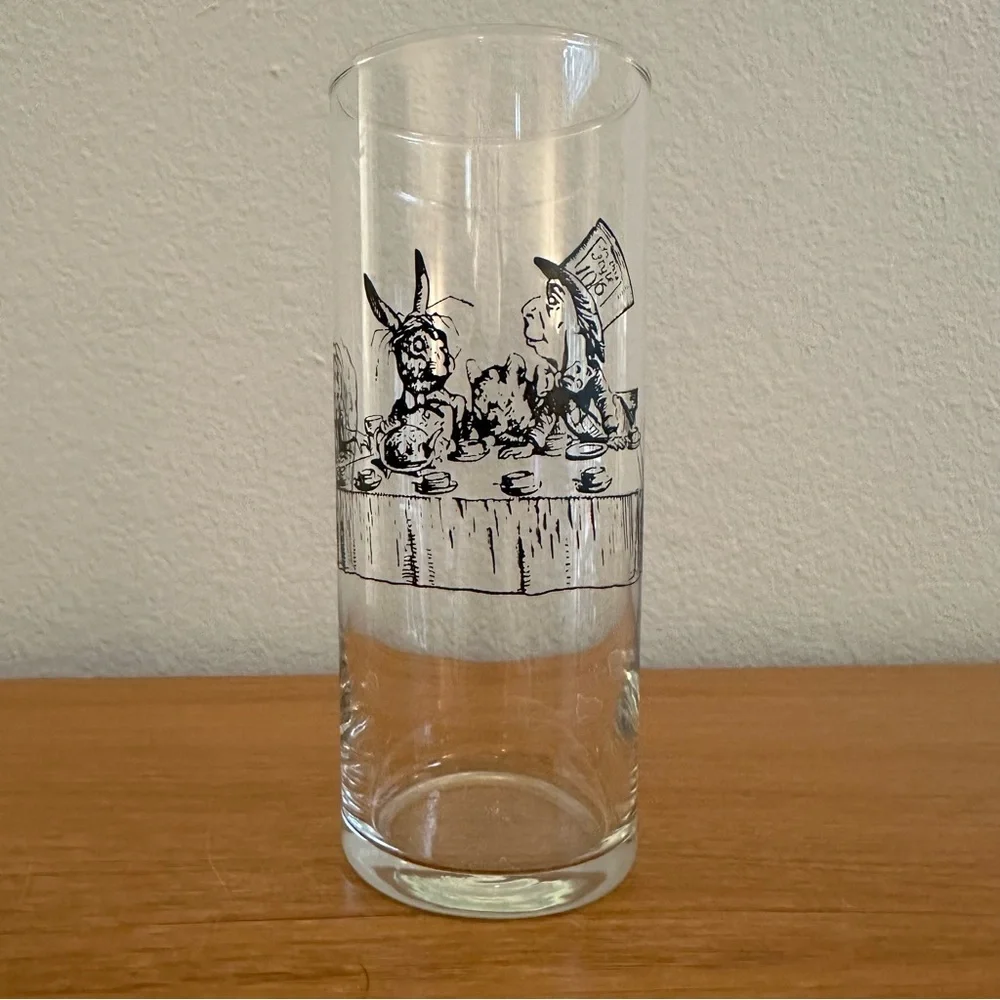 Fishs Eddy Alice in Wonderland Drinking Glass - Tumbler - EXCELLENT CONDITION - Picture 2 of 3